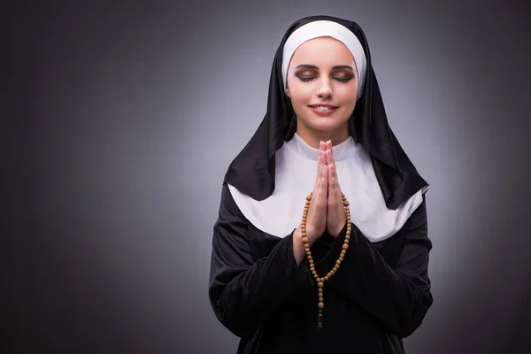 Suora religiosa nel concetto di religione sullo sfondo scuro — Foto Stock