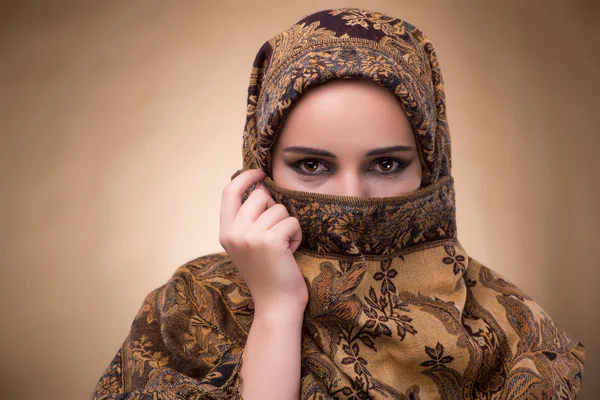 Giovane donna in abiti musulmani tradizionali — Foto Stock