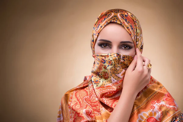 Giovane donna in abiti musulmani tradizionali — Foto Stock