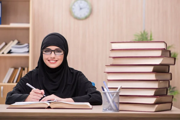 Kvinna muslimsk student förbereder sig för tentor — Stockfoto