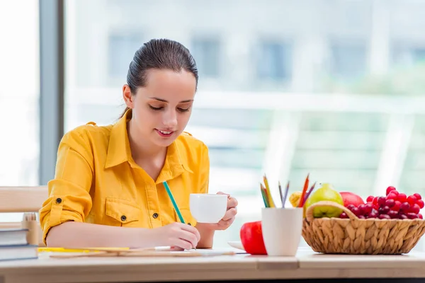 Junge Schulmädchen zeichnen Bilder zu Hause — Stockfoto