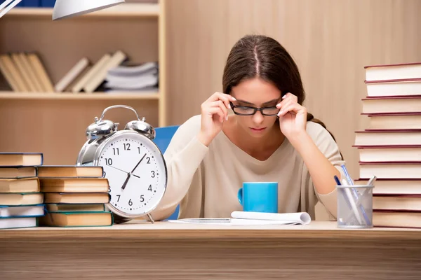 Junge Studentin bereitet sich auf Uni-Prüfungen vor — Stockfoto