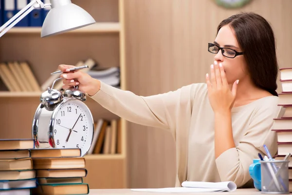 Junge Studentin bereitet sich auf Uni-Prüfungen vor — Stockfoto