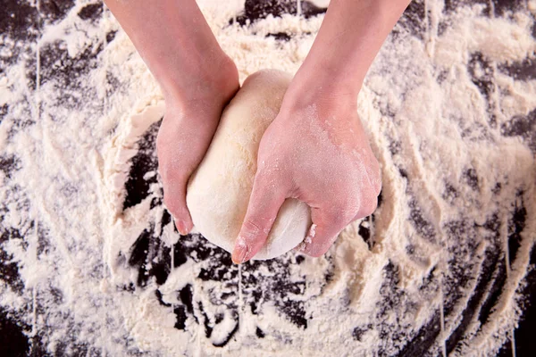 Koch bereitet Teig für das Backen in der Küche vor — Stockfoto