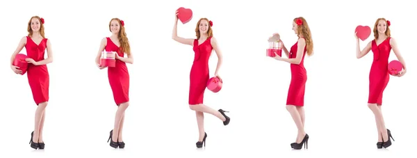 Červené šaty žena drží dárkové krabice izolované na bílém — Stock fotografie