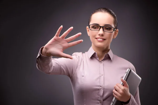 Geschäftsfrau drückt virtuelle Knöpfe im Geschäftskonzept — Stockfoto