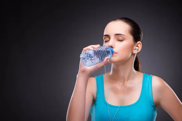 Vrouw sport met fles vers water doen — Stockfoto