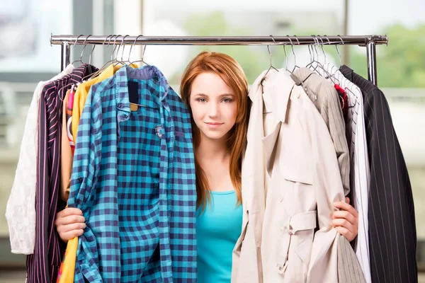 Kobieta, wybierając ubrania w sklepie — Zdjęcie stockowe