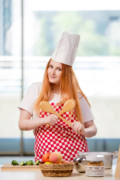 Kızıl saçlı yemek mutfakta çalışma — Stok fotoğraf