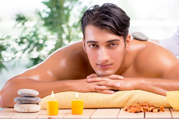 Jovem homem bonito durante o procedimento de spa — Fotografia de Stock