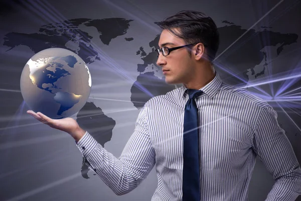 Zakenman holding globe in global bedrijfsconcept — Stockfoto