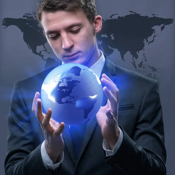 Zakenman holding globe in global bedrijfsconcept — Stockfoto