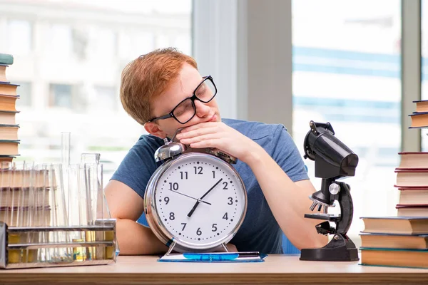 Junge Studentin bereitet sich auf Chemie-Prüfung vor — Stockfoto