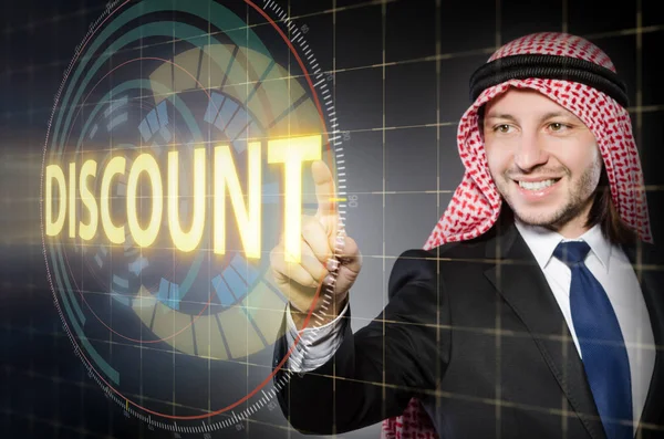Hombre árabe pulsando botones en concepto de venta — Foto de Stock
