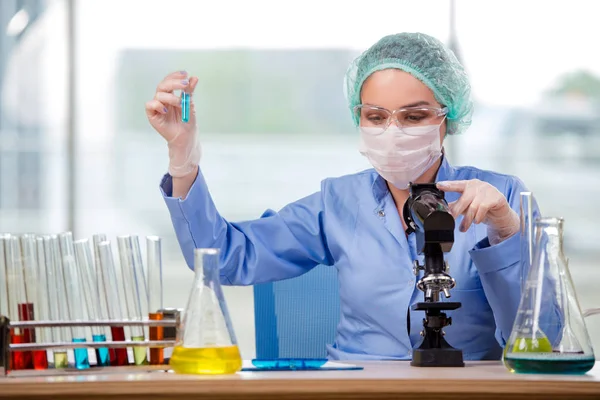 Mulher química trabalhando no laboratório — Fotografia de Stock