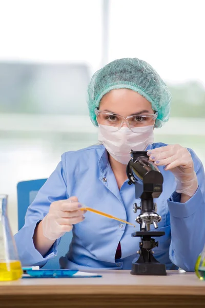 Chimica donna che lavora in laboratorio — Foto Stock