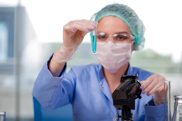 Vrouw chemicus werken in het lab — Stockfoto