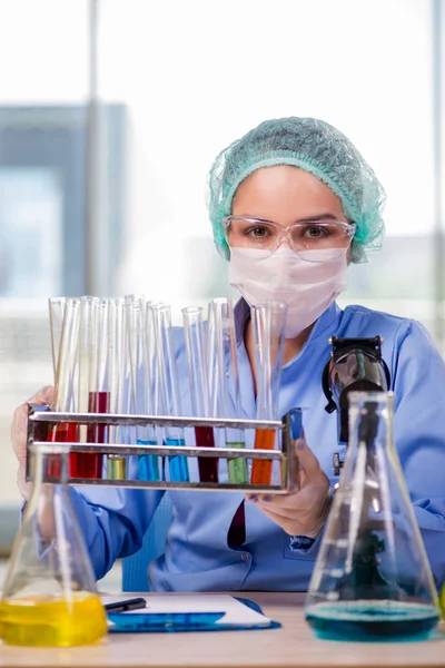 Chemik kobieta pracuje w laboratorium — Zdjęcie stockowe