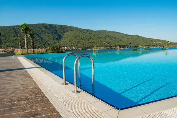 Bella piscina all'aperto nella luminosa giornata estiva — Foto Stock