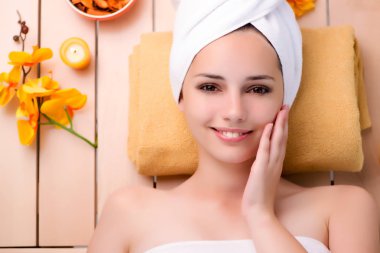 Genç kadın rahatlatıcı Spa sağlık kavramı