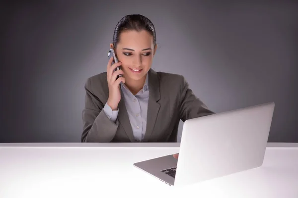 Giovane donna d'affari che lavora con il laptop nel concetto di business — Foto Stock