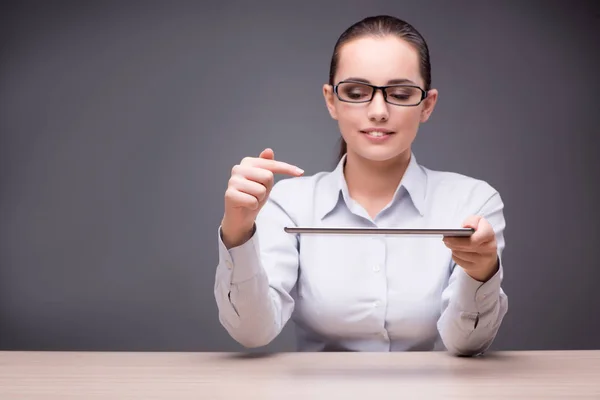 Businesswoman working on tablet computer — Stock Photo, Image