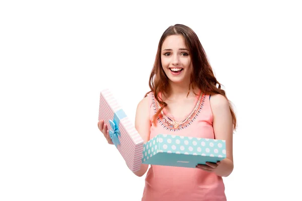 Jonge vrouw met giftbox geïsoleerd op wit — Stockfoto