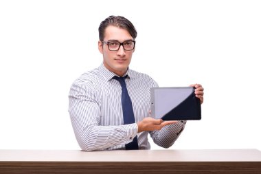 Yakışıklı işadamı wh izole tablet bilgisayar ile çalışma