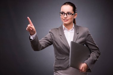 İş konseptinde dizüstü bilgisayarı olan iş kadını