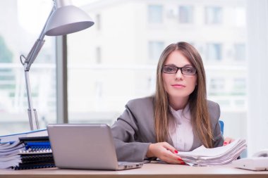 Ofiste çalışan iş kadını.