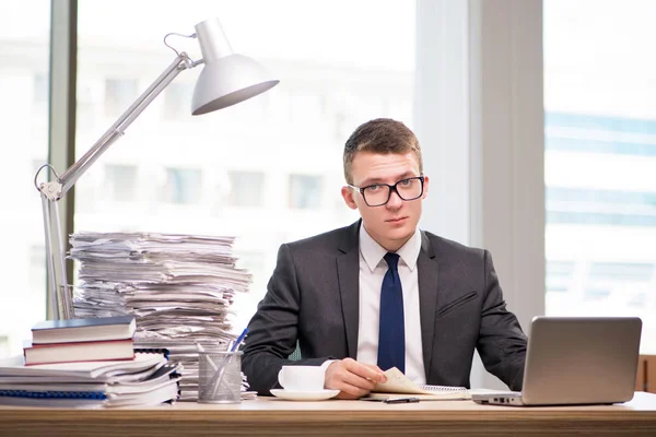 Giovane uomo d'affari che lavora in ufficio — Foto Stock