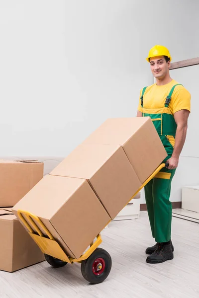 El hombre entrega cajas durante el movimiento de la casa — Foto de Stock