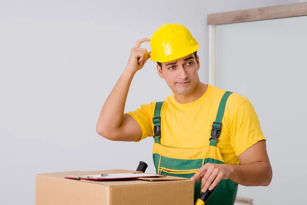 El hombre entrega cajas durante el movimiento de la casa — Foto de Stock