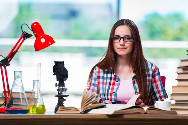Alumna preparándose para los exámenes de química — Foto de Stock