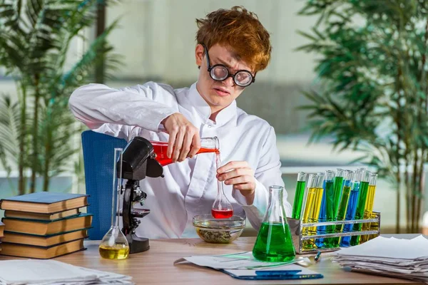 Laboratuarda çalışan genç deli kimyager — Stok fotoğraf