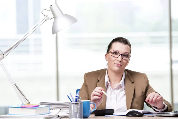 Businesswoman working in the office — Stock Photo, Image