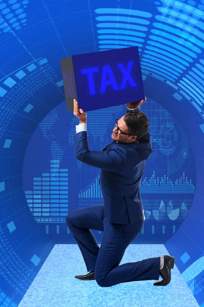 L'uomo sotto l'onere del pagamento delle imposte — Foto Stock