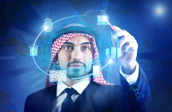 Hombre árabe en concepto de computación global — Foto de Stock
