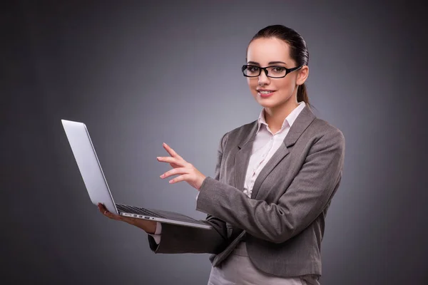 व्यापार अवधारणा में लैपटॉप के साथ व्यवसायी महिला — स्टॉक फ़ोटो, इमेज
