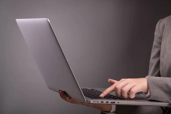 Молодая деловая женщина, работающая с ноутбуком в бизнес-концепции — стоковое фото