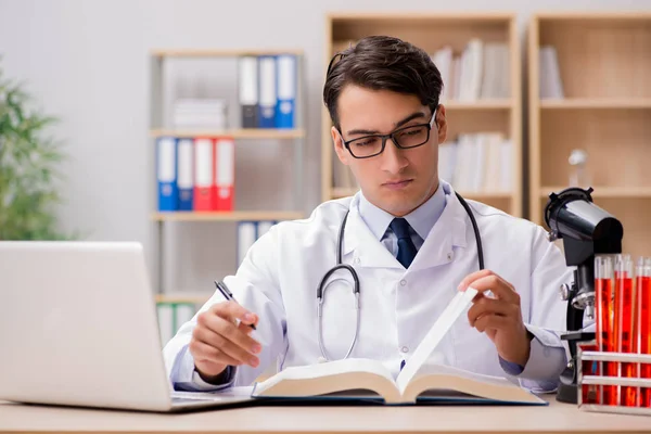 의학 교육을 공부 하는 젊은 의사 — 스톡 사진