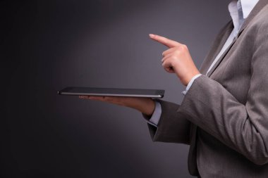 İş kadını iş konseptinde tablet bilgisayarda çalışıyor