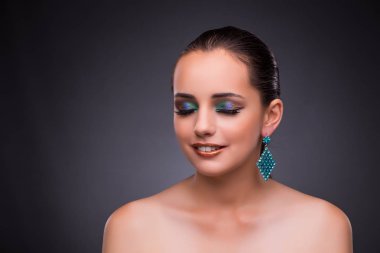 Güzel kadın mücevher güzellik kavramı ile