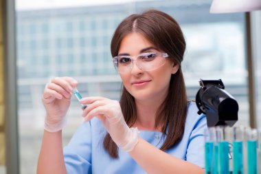 Laboratuvarda çalışan genç kadın