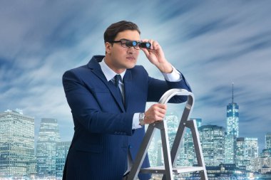 Merdiven merdiven üzerinde dürbün ile işadamı