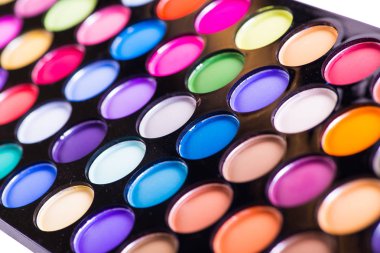 Beyaz izole makyaj için renkli gölge kümesi