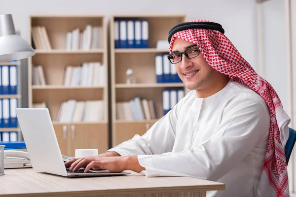 Arab businessman working in the office — Stock Photo, Image