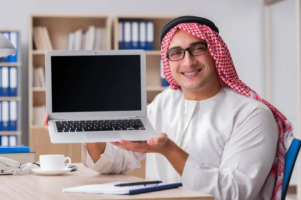 Homme d'affaires arabe travaillant dans le bureau — Photo