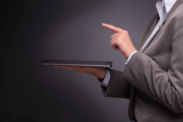 Empresária trabalhando no computador tablet no conceito de negócio — Fotografia de Stock