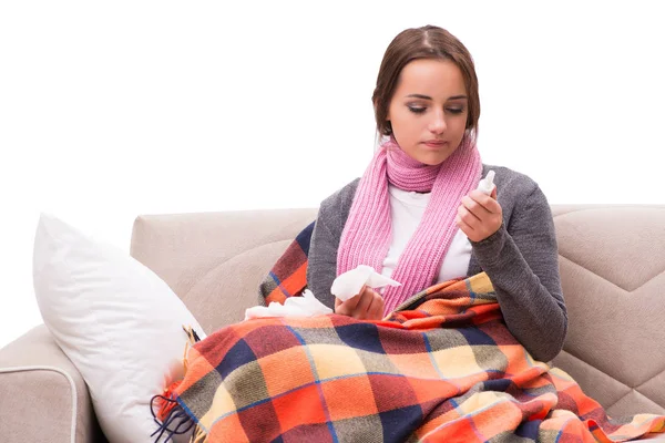 Femme malade couchée sur le canapé — Photo